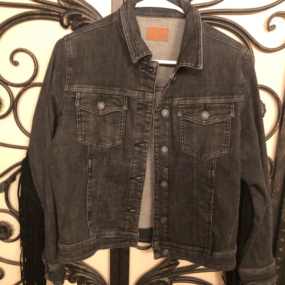 Judy blue fringe black jean jacket..Judy Blue!💕